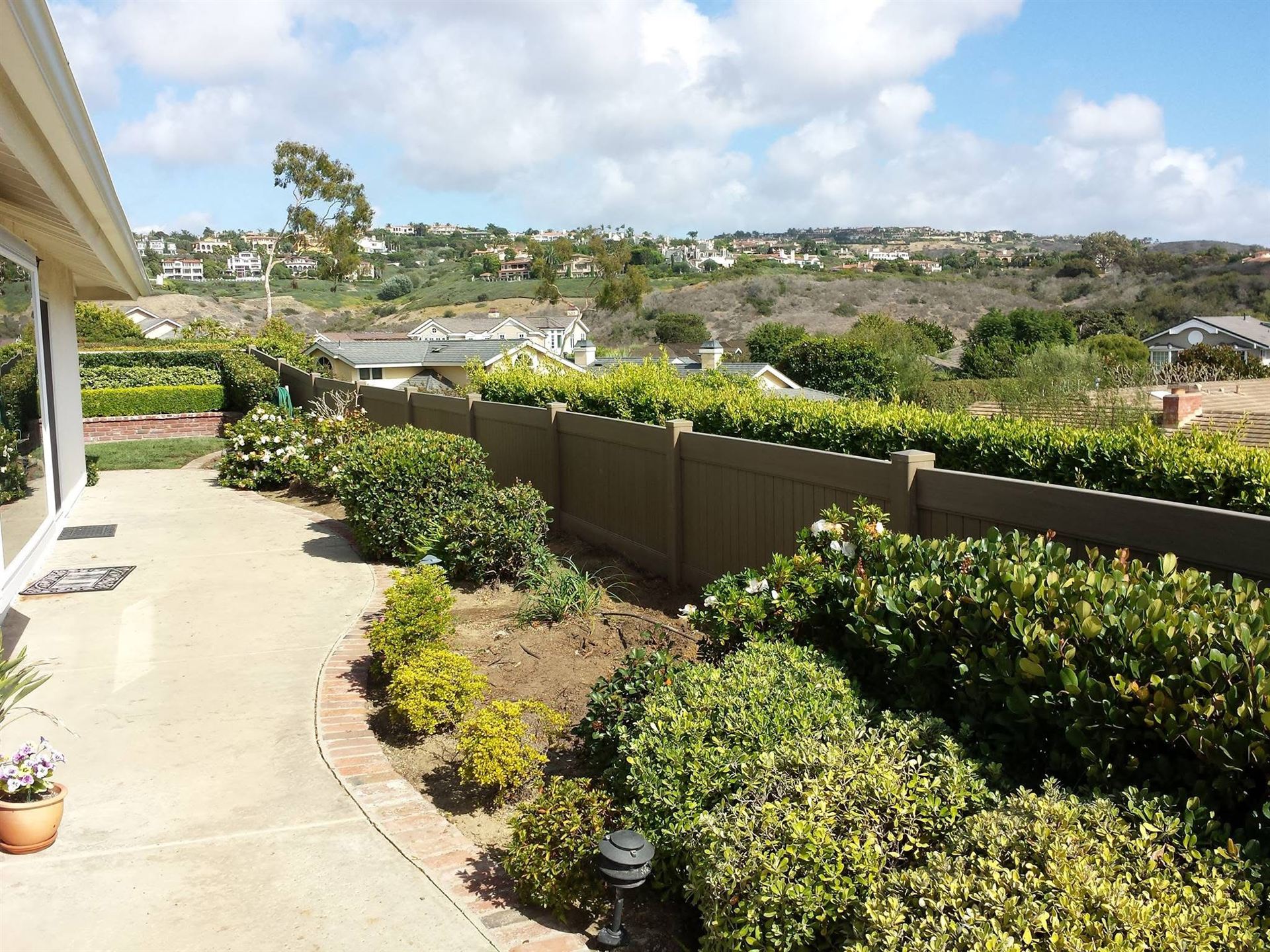 Tall vinyl privacy fence installed along a Southern California hillside property